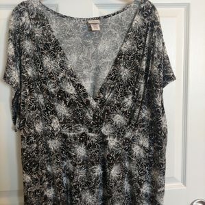 20/22W Black top with white & Brown flowers